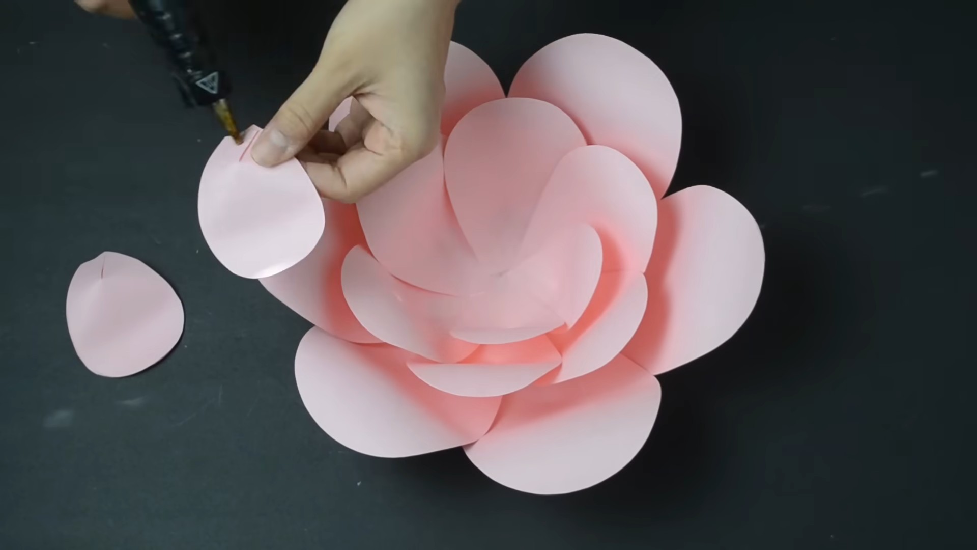 DIY Papierblumen Wanddeko